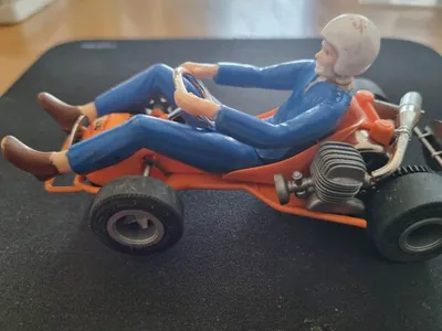 Fleischmann Go-Cart Vorserienmodell in Orange mit Fahrer in blauem Overall und braunen Schuhen