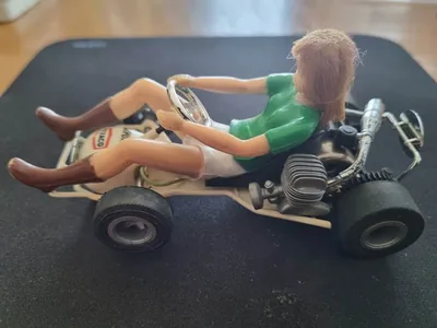 Fleischmann Go-Cart Vorserienmodell in Weiß mit Fahrerin mit braunen Echthaaren, grünem Pullover und weißer Hose
