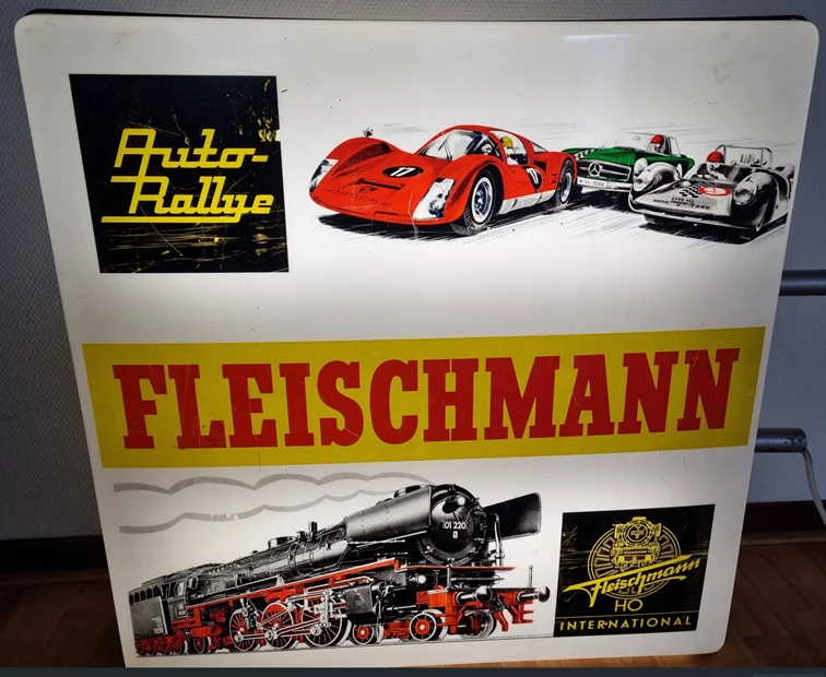 Weiße Fleischmann-Glastafel mit Rennwagen, Dampflok und Auto-Rallye-Schild
