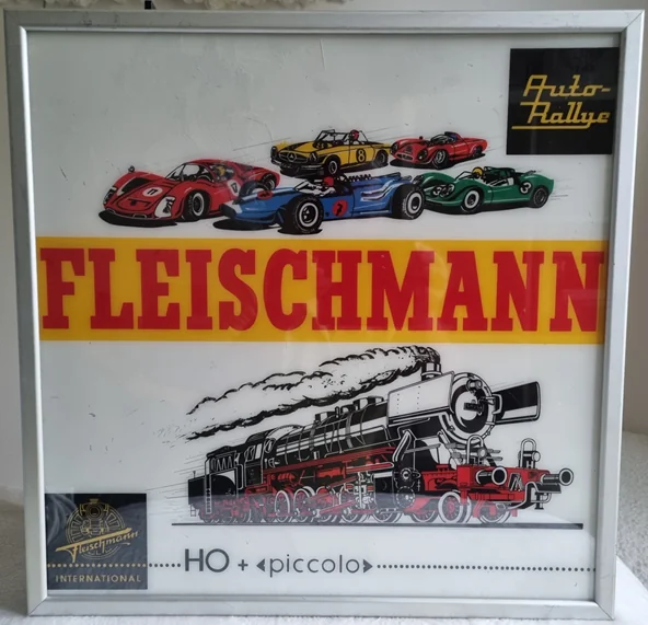 Fleischmann-Glastafel im Alurahmen mit fünf Rennwagen, Dampflok und Zeile HO + piccolo