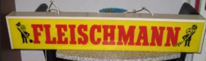 Fleischmann-Leuchtkasten ausgeschaltet, gelbe Front mit rotem Schriftzug