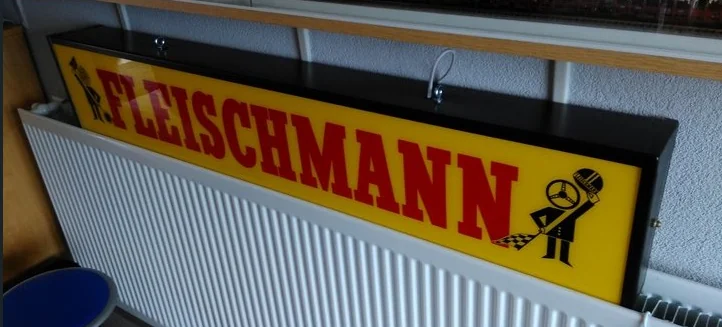 Fleischmann-Leuchtkasten ausgeschaltet, schräg von der Seite