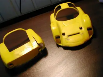 2 zerschossene gelbe Fleischmann Porsche Carrera C6