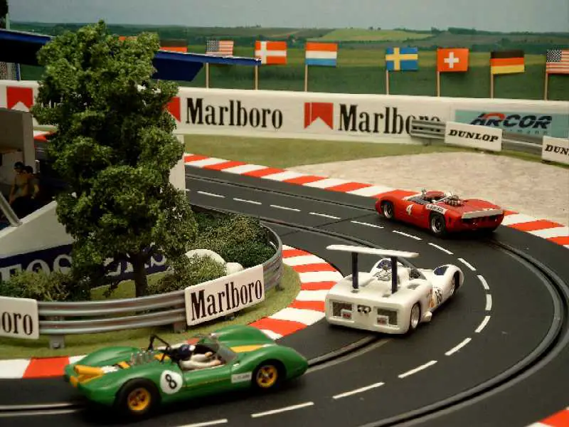 Scratchbuilt Slotcars auf einer Rennbahn