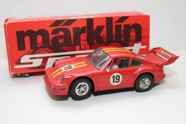 Bild eines roten Märklin Porsche 935 - Nr. 1325
