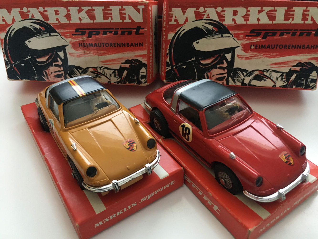 Zwei Märklin Sprint Porsche 911 Targa in rot und orange